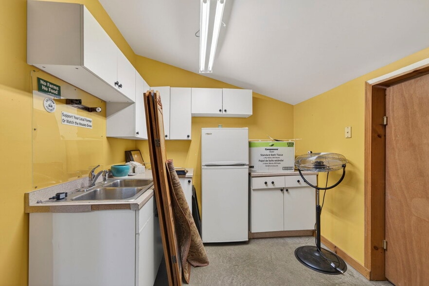 More Photos Of 16 Colls Farm Rd, Jaffrey Freestanding For Sale