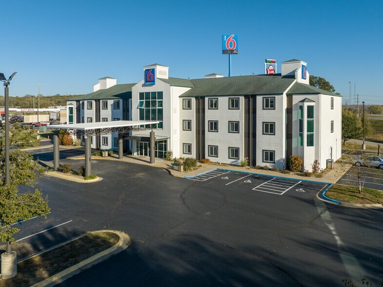 Primary Photo Of 1931 Lacy Dr, Junction City Hotel For Sale