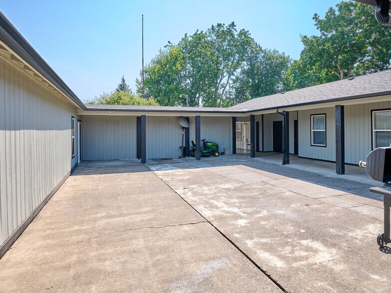 More Photos Of 1480 NE Laurel Ave, Woodburn Office For Sale