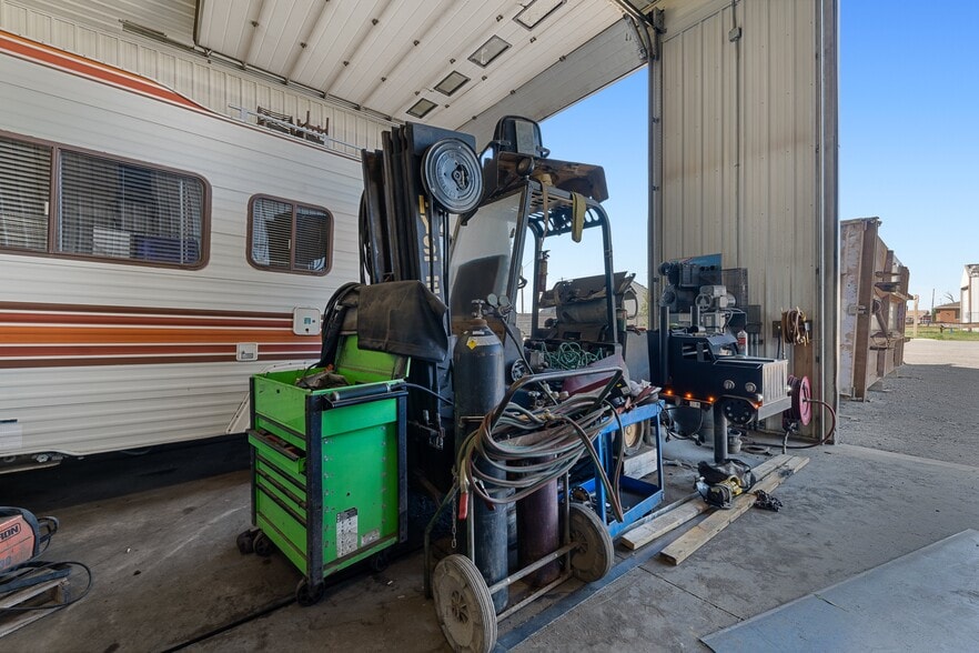 More Photos Of 81 Barstow St, Carseland Auto Repair For Sale
