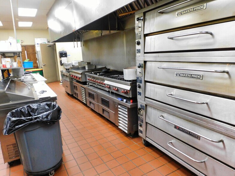 More Photos Of 5555 N Clark St, Monroe Center Restaurant For Sale