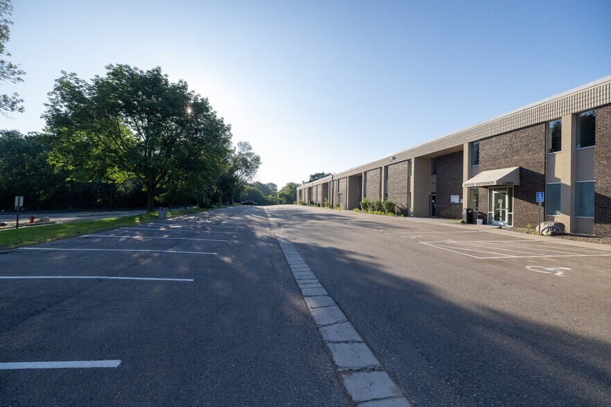 More Photos Of 5600-5628 Lincoln Dr, Edina Light Distribution For Lease