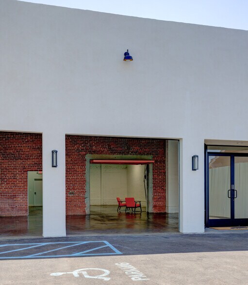 More Photos Of 2616 W Jefferson Blvd, Los Angeles Showroom For Sale