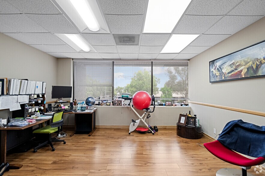 More Photos Of 21250 Califa St, Woodland Hills Research And Development For Lease