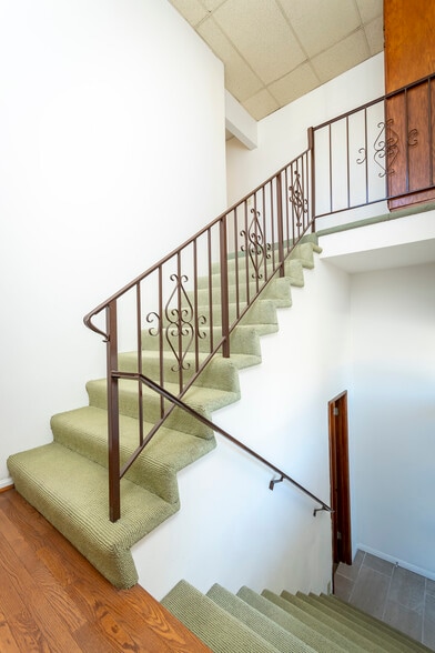 More Photos Of 3220 W Burbank Blvd, Burbank Warehouse For Lease