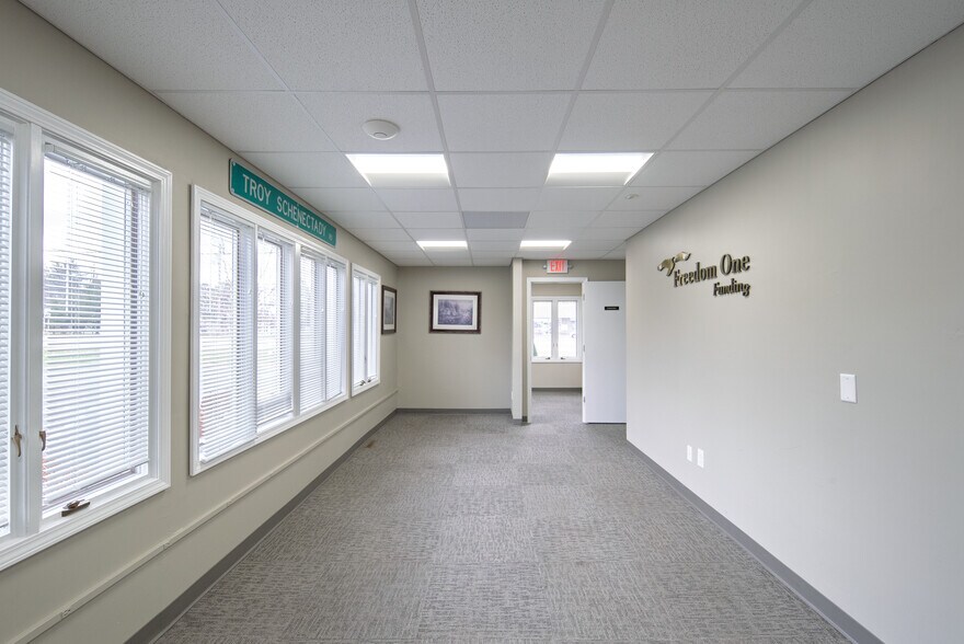 More Photos Of 404 Troy Schenectady Rd, Latham Office Residential For Lease