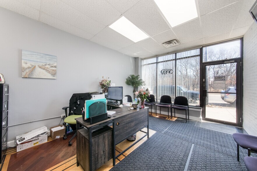 More Photos Of 5700-5716 N Western Ave, Chicago Storefront For Lease