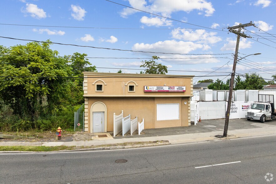 More Photos Of 1555 Merrick Rd, Merrick Warehouse For Lease