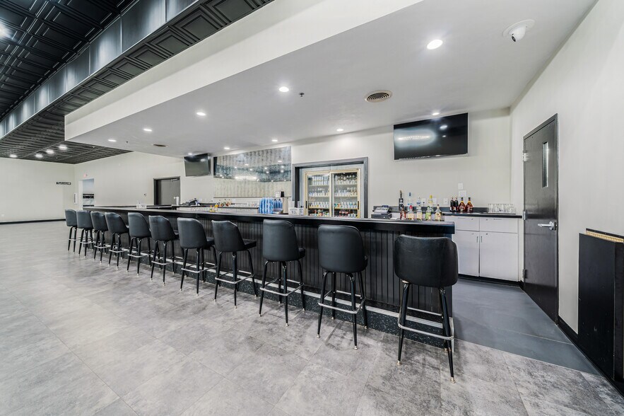 More Photos Of 689 Broadway, Berlin Restaurant For Sale