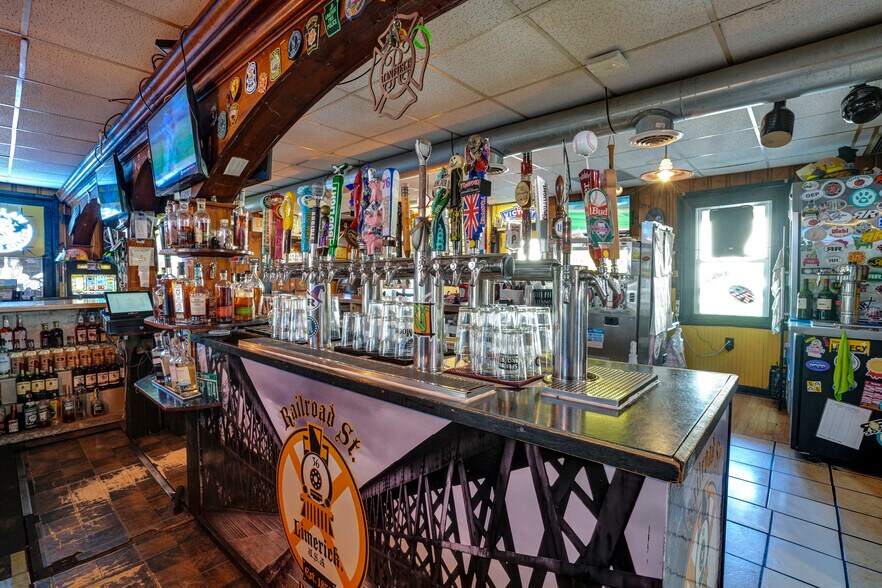 More Photos Of 36 Railroad St, Linfield Restaurant For Sale