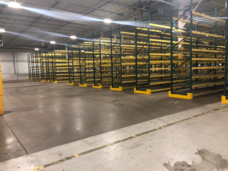 More Photos Of 1001 Foster Ave, Bensenville Warehouse For Lease