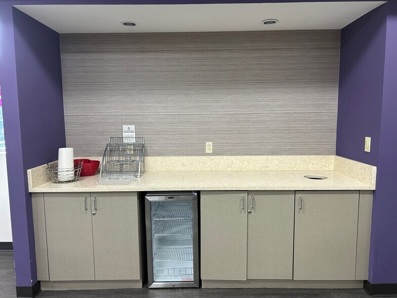 More Photos Of 5005 E Crosstimbers St, Houston Freestanding For Sale