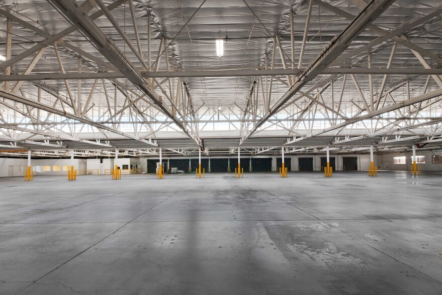 More Photos Of 12900 Simms Ave, Hawthorne Truck Terminal For Lease