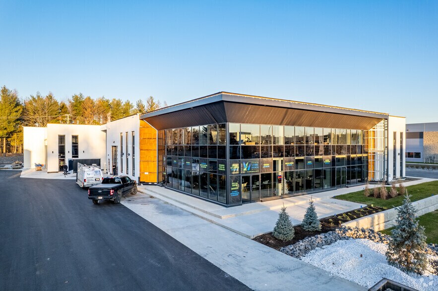 More Photos Of 80 Rue Émilien-Marcoux, Blainville Showroom For Sale