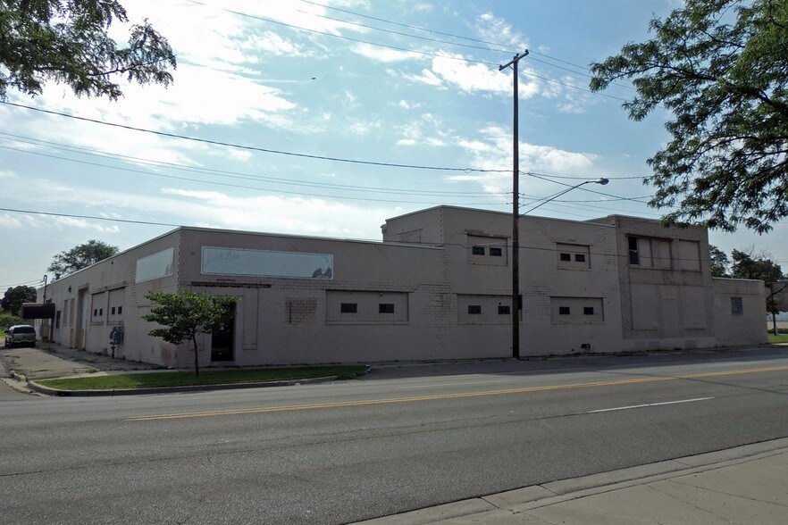 Primary Photo Of 2307 S Saginaw St, Flint Warehouse For Lease