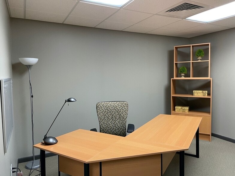 More Photos Of 2012 Renard Ct, Annapolis Showroom For Sale