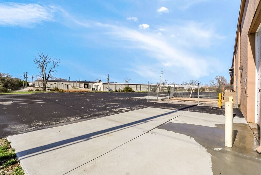 More Photos Of 2334 Production Dr, Indianapolis Warehouse For Lease
