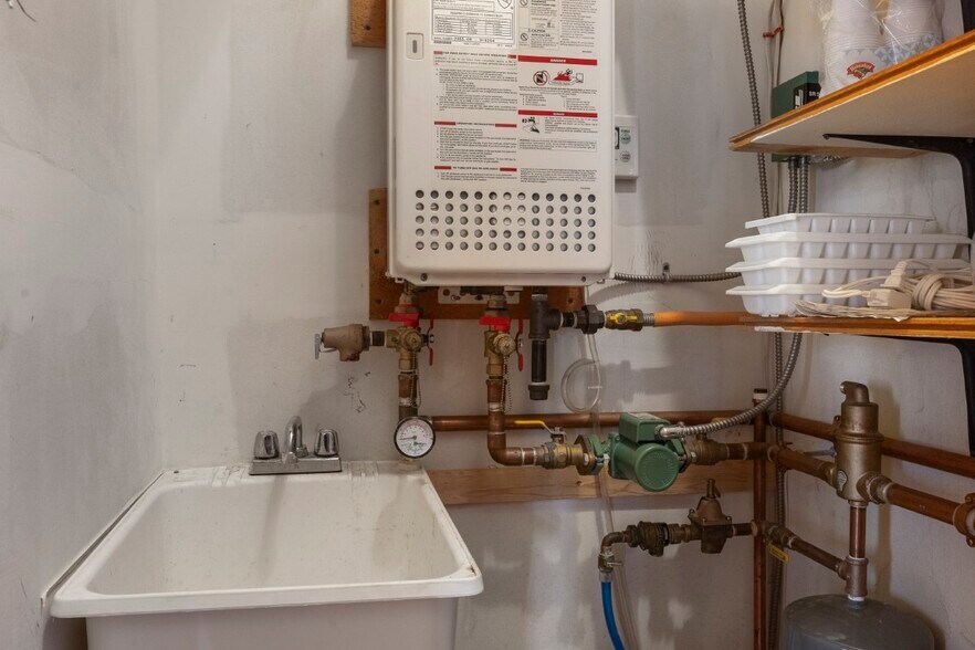 More Photos Of 10 McKown St, Boothbay Harbor Storefront For Sale