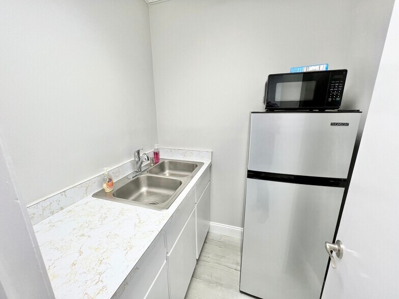 More Photos Of 2650 Bahia Vista St, Sarasota Medical For Sale