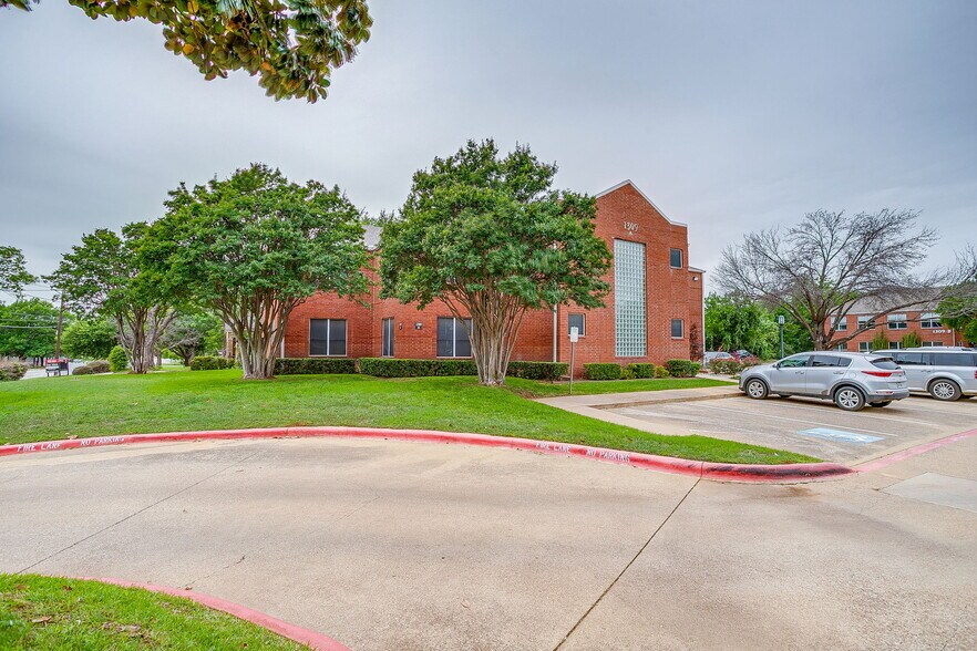 More Photos Of 1309 W Abram St, Arlington Office For Sale