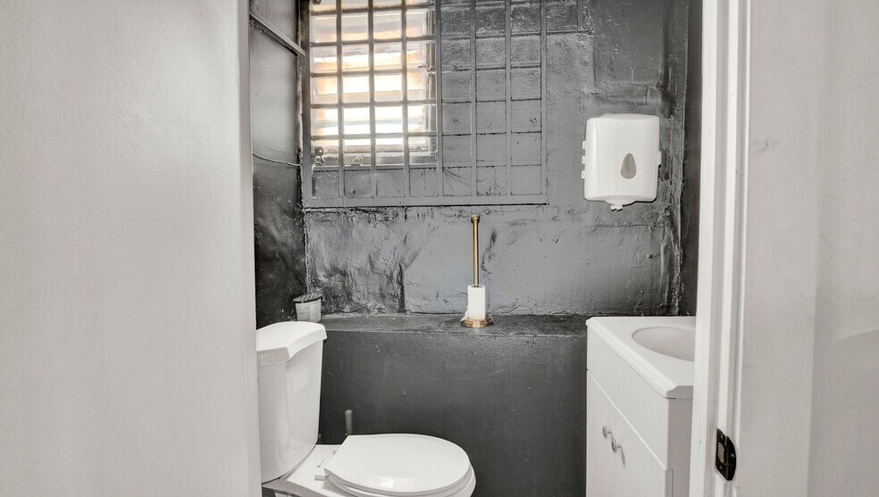 More Photos Of 6072 York Blvd, Los Angeles Storefront Retail Residential For Sale