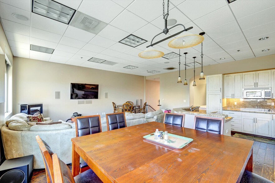 More Photos Of 250 S Pacific St, San Marcos Flex For Lease