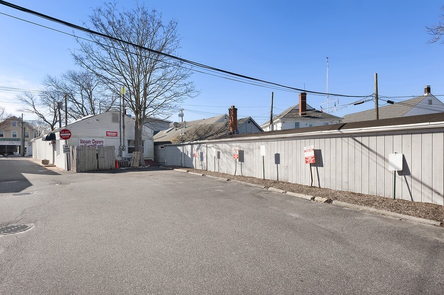More Photos Of 67 Jobs Ln, Southampton Storefront For Lease