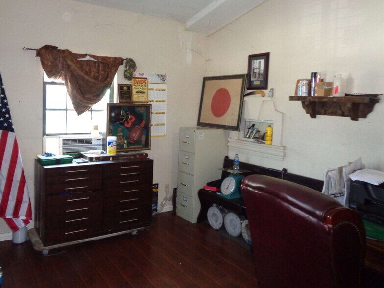 More Photos Of 16911 Pickering Rd, Conroe Warehouse For Sale