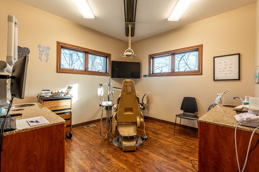More Photos Of 1107 S Mulford Rd, Rockford Office For Sale