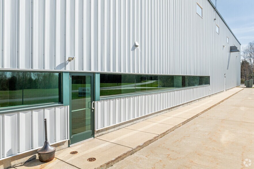 More Photos Of 1060 Commerce Dr, Farwell Manufacturing For Lease