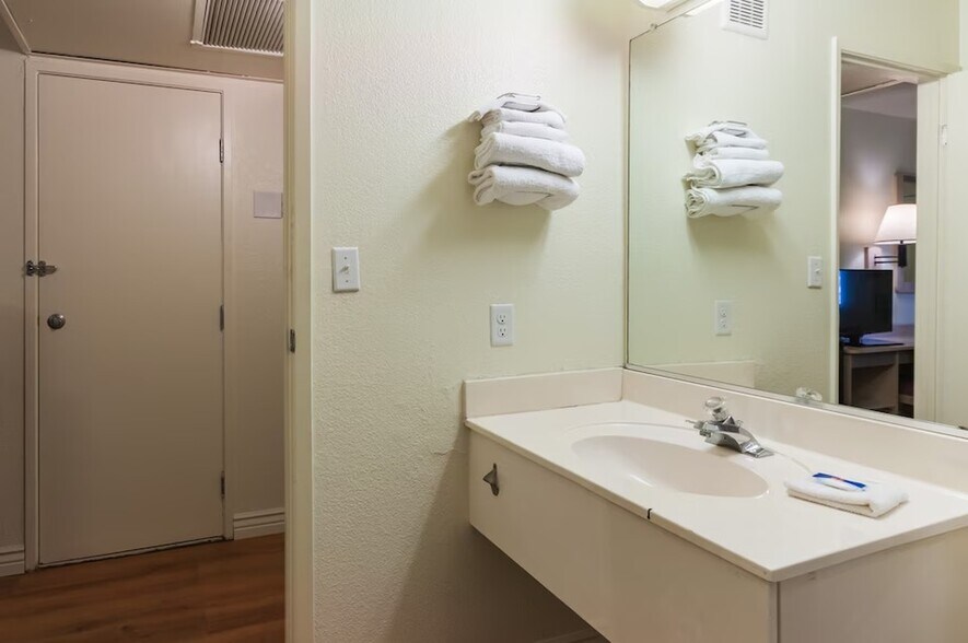 More Photos Of 1860 E Main St, Green River Hotel For Sale