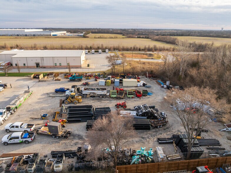 More Photos Of 1621 Se Summit St, Lee's Summit Light Distribution For Lease