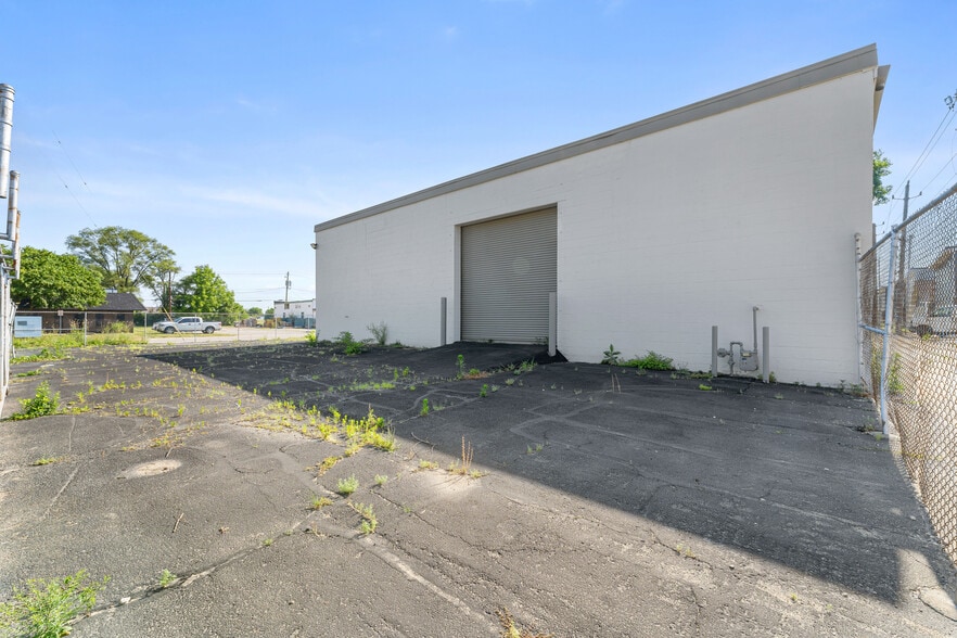 More Photos Of 1117 Deloss St, Indianapolis Warehouse For Lease