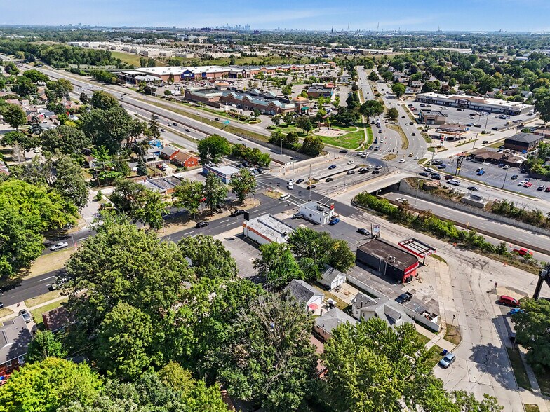 More Photos Of 22976 Outer Dr, Dearborn Flex For Lease
