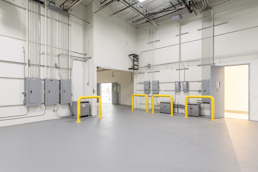 More Photos Of 10237-10239 Flanders Ct, San Diego Research And Development For Lease