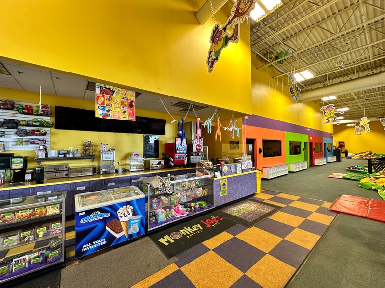 More Photos Of 4235-4237 Green Bay Rd, Kenosha General Retail For Sale