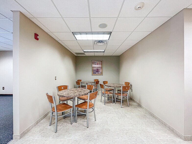 More Photos Of 5421 N 59th St, Tampa Office For Sale
