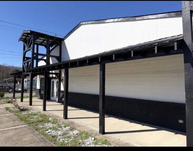 More Photos Of 201 Willow Ave, Waverly General Retail For Sale