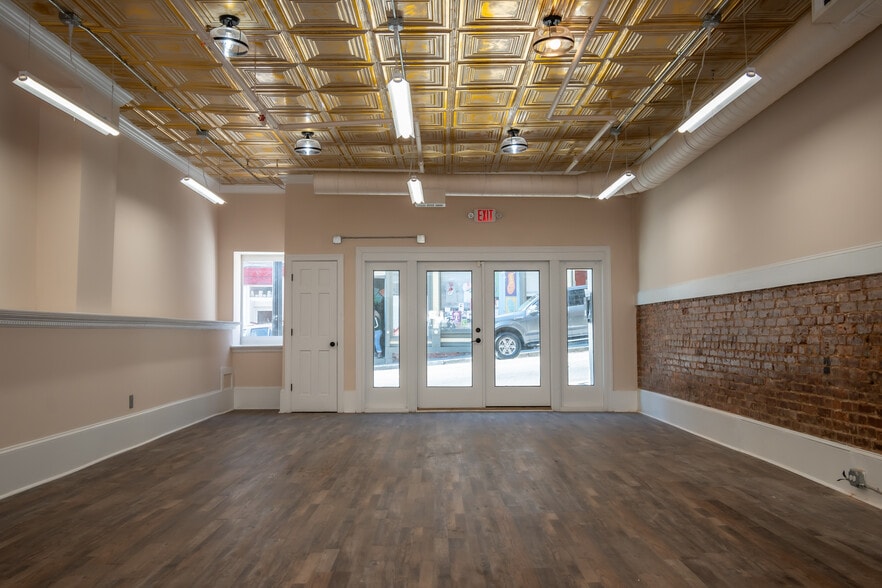More Photos Of 142 N Jackson St, Athens Storefront Retail Residential For Lease