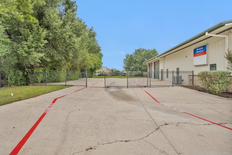 More Photos Of 11111 Neeshaw Dr, Houston Industrial For Sale