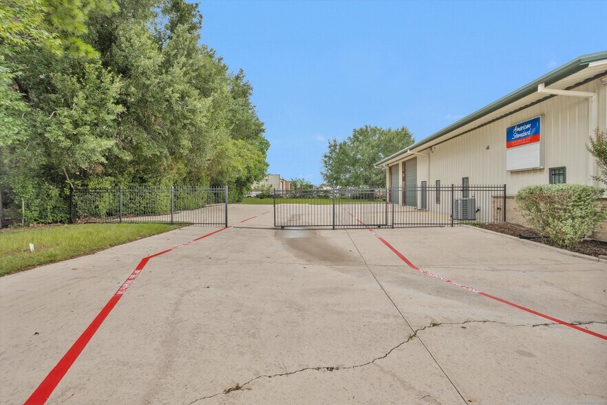 More Photos Of 11111 Neeshaw Dr, Houston Industrial For Lease