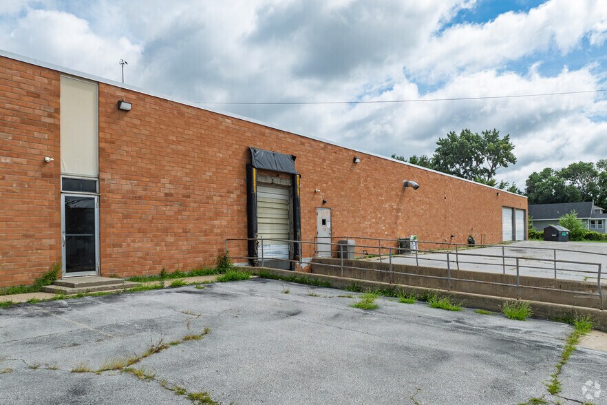 More Photos Of 2701 Delaware Ave, Des Moines Warehouse For Sale