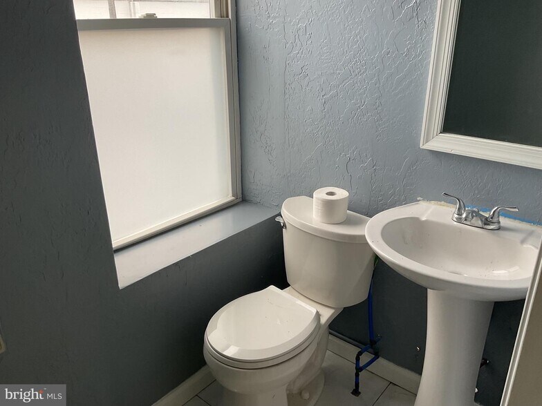 More Photos Of 1880 W Market St, York Storefront Retail Office For Sale