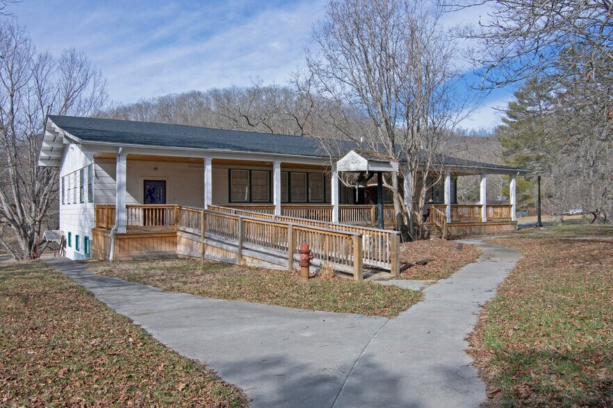 More Photos Of 158 Academy Lane Dr, Pence Springs Hotel For Sale