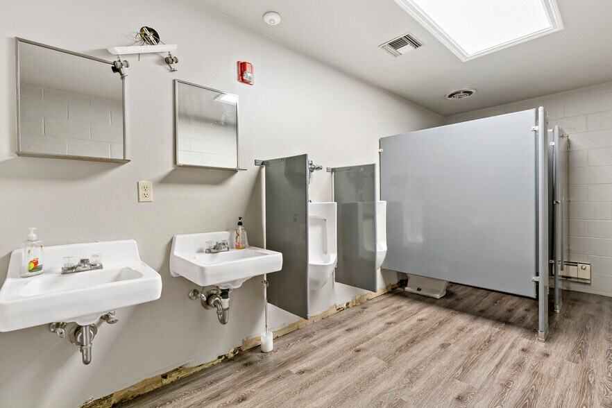 More Photos Of 7125 Saltsburg Rd, Pittsburgh Medical For Sale