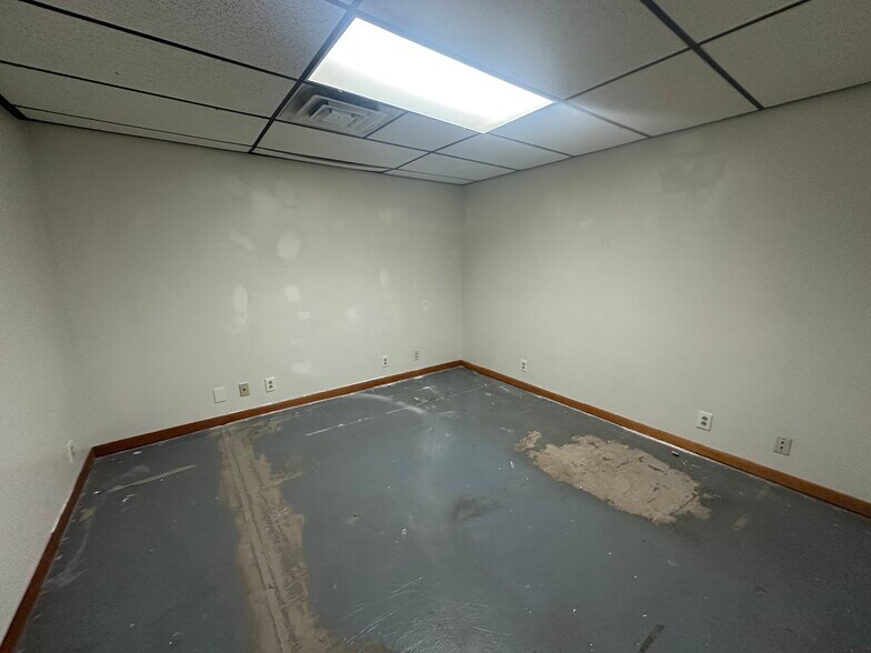 More Photos Of 2250-2266 Military Rd, Tonawanda Warehouse For Lease