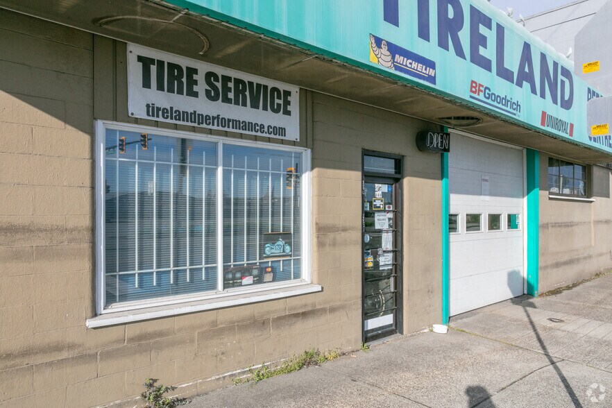 More Photos Of 300 E Esplanade, North Vancouver Service For Sale