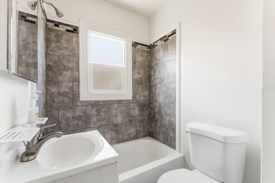 More Photos Of 1047 W 7th St, San Pedro Multifamily For Sale