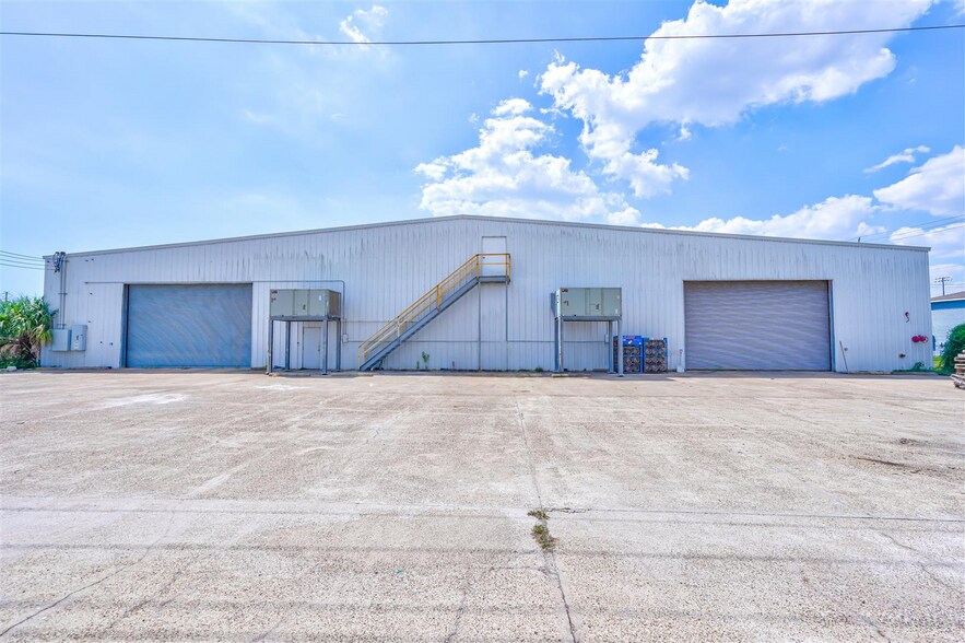 More Photos Of 101 W 4th St, Freeport Warehouse For Sale