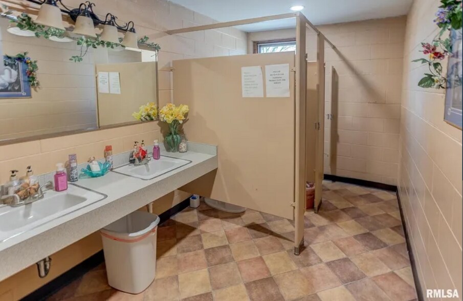 More Photos Of 104 N Pine St, Centralia Religious Facility For Sale